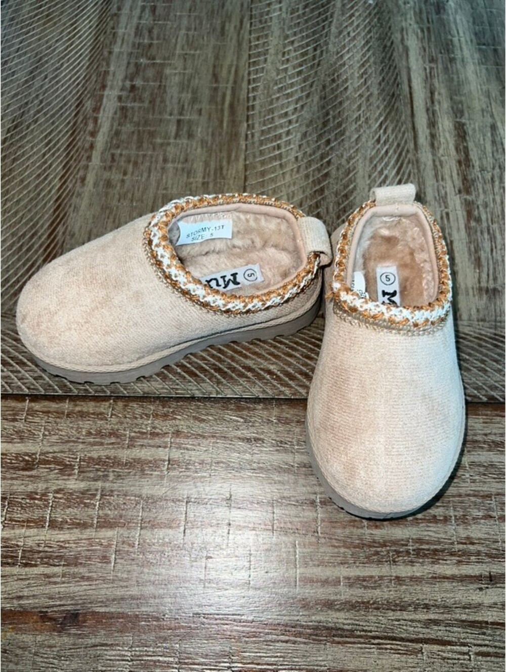 NWOT - Mudd Girls Toddler Size 5 Beige Fleece-Lined Slip-On Clog